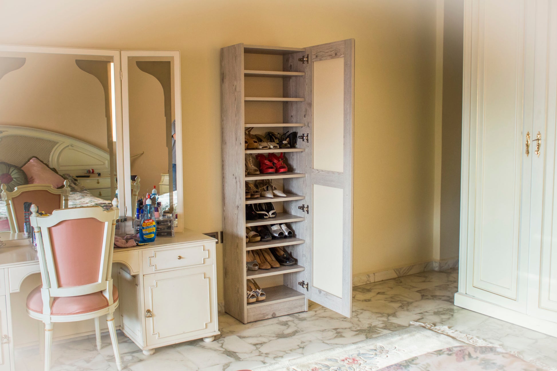 Shoe cabinet with open mirror doors 